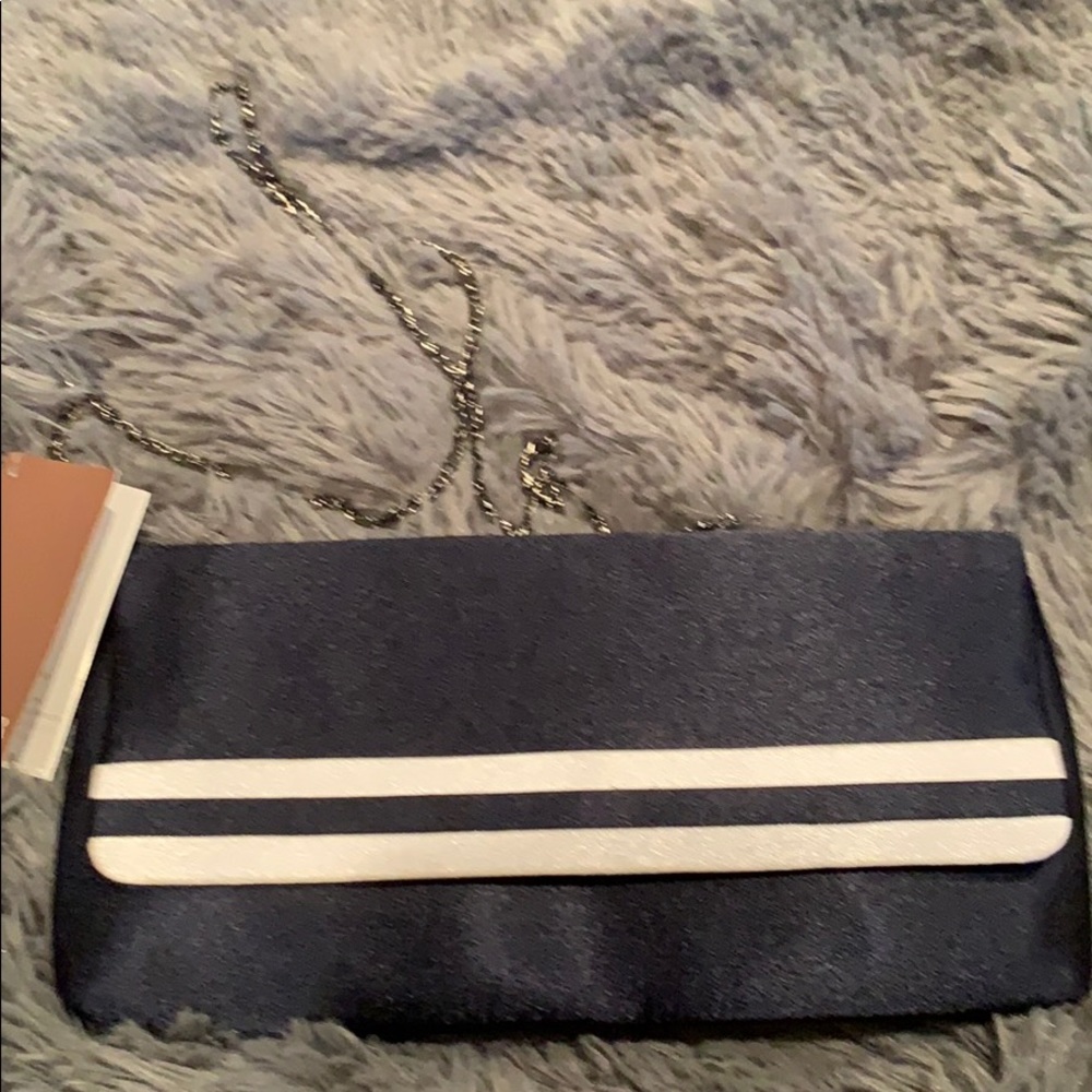 💰NWT navy & white clutch by Menbur